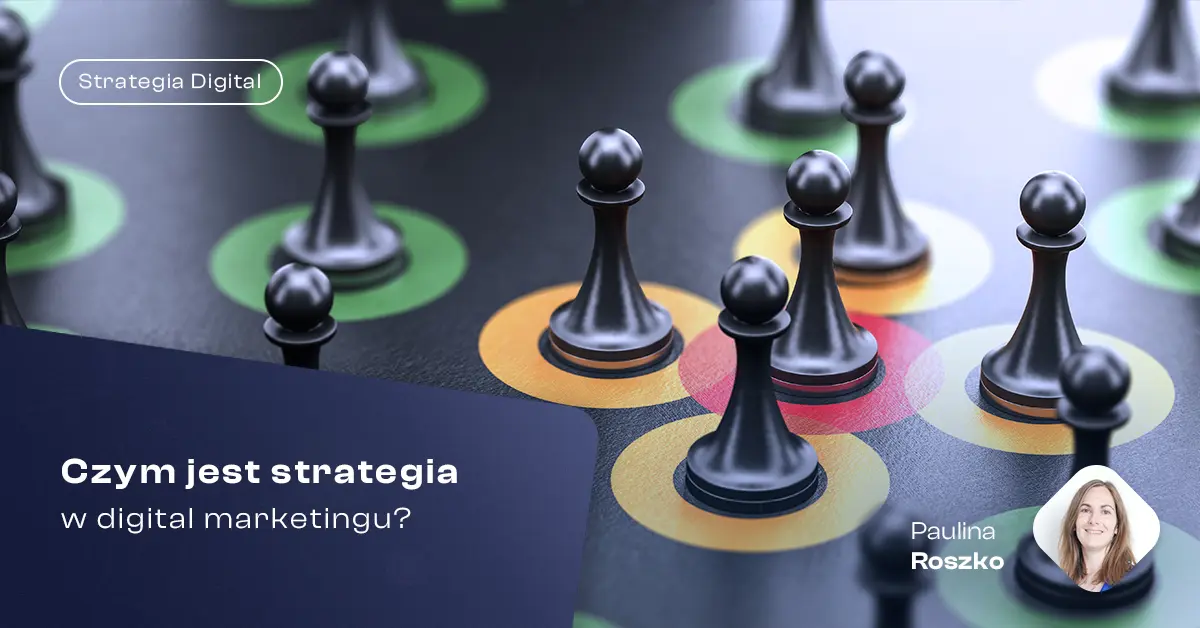 Obraz przedstawia ciemną planszę do gry, prawdopodobnie szachową, z wieloma czarnymi pionkami ustawionymi na polach oznaczonych kolorowymi okręgami (zielonymi, żółtymi, pomarańczowymi i czerwonymi). U góry po lewej stronie znajduje się prostokątny dymek z napisem "Strategia Digital". Na dole, po lewej stronie, jest duży biały tekst pytający: "Czym jest strategia w digital marketingu?". W prawym dolnym rogu widnieje okrągłe zdjęcie uśmiechniętej kobiety z brązowymi włosami, z podpisem "Paulina Roszko".