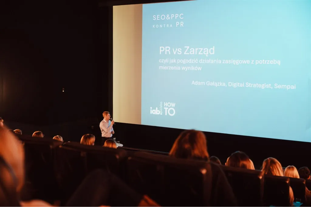 Prezentacja „PR vs Zarząd – jak pogodzić działania zasięgowe z potrzebą mierzenia wyników” podczas konferencji IAB HowTo, wystąpienie Adama Gałązki z Sempai.